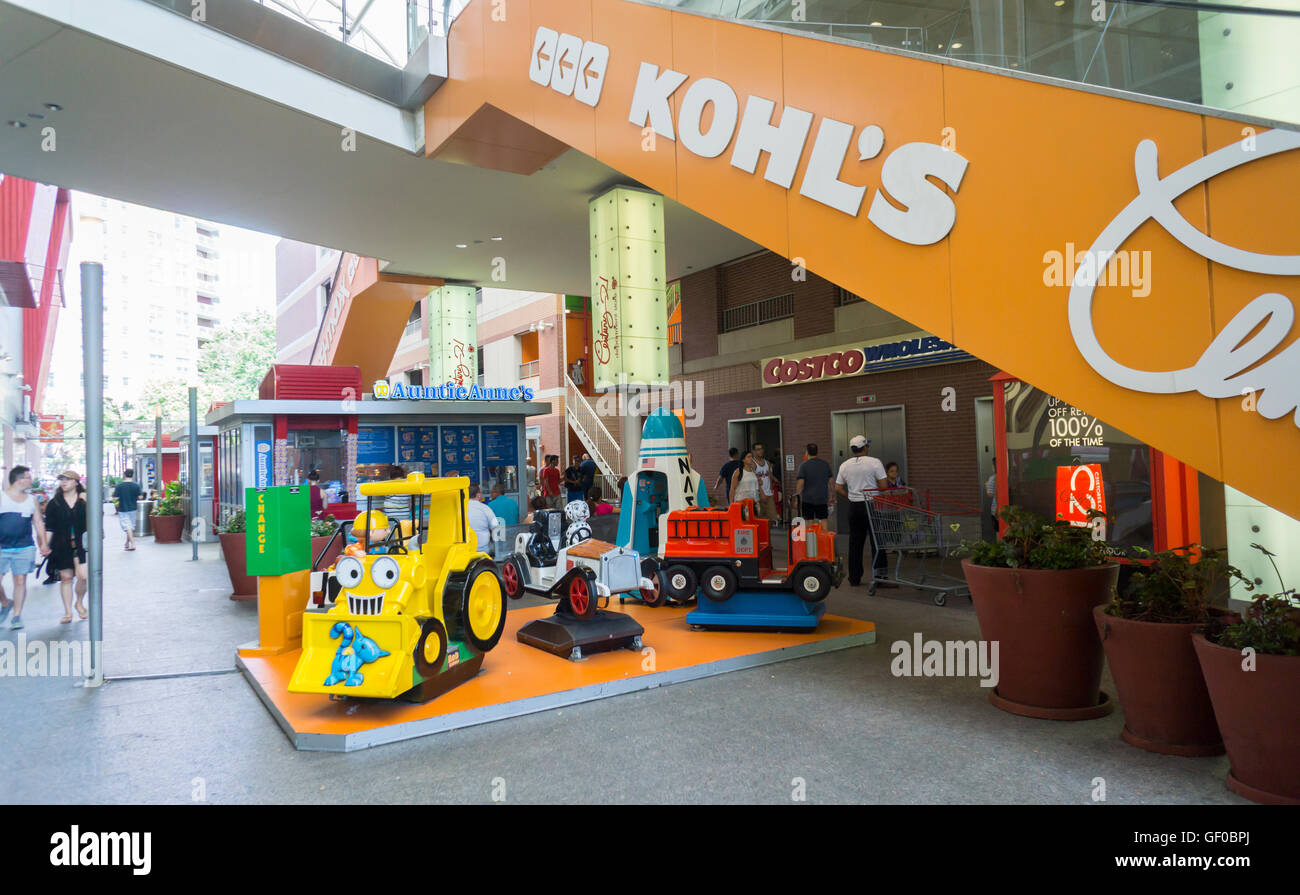 Einkaufen in der Rego Center Mall im Rego Park in New York auf Sonntag, 24. Juli 2016.  (© Richard B. Levine) Stockfoto