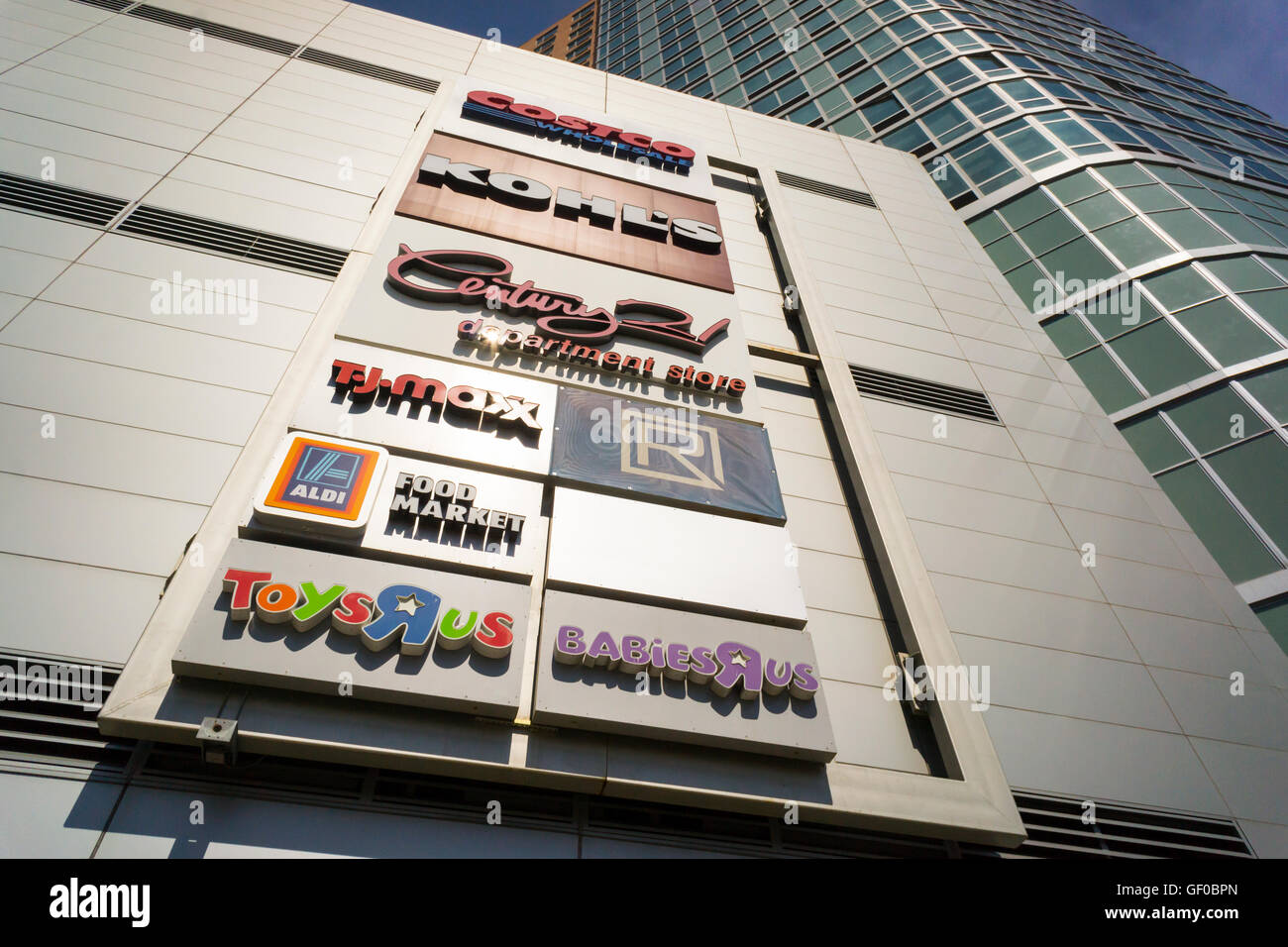 Äußere Beschilderung an der Rego Center Mall in Rego Park am Sonntag, 24. Juli 2016 in New York.  (© Richard B. Levine) Stockfoto