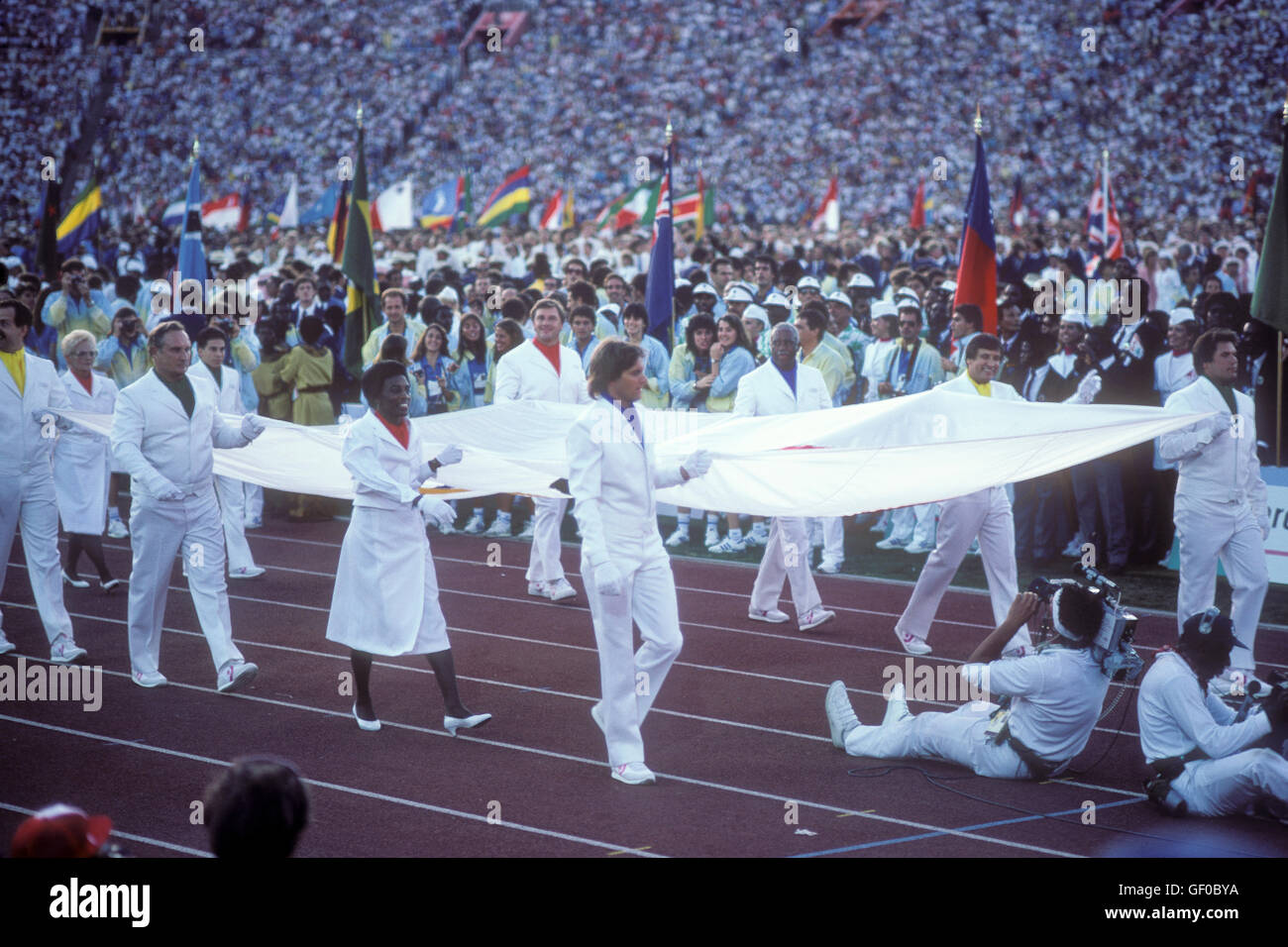 Teilnehmer der Olympischen Sommerspiele tragen und begleiten die