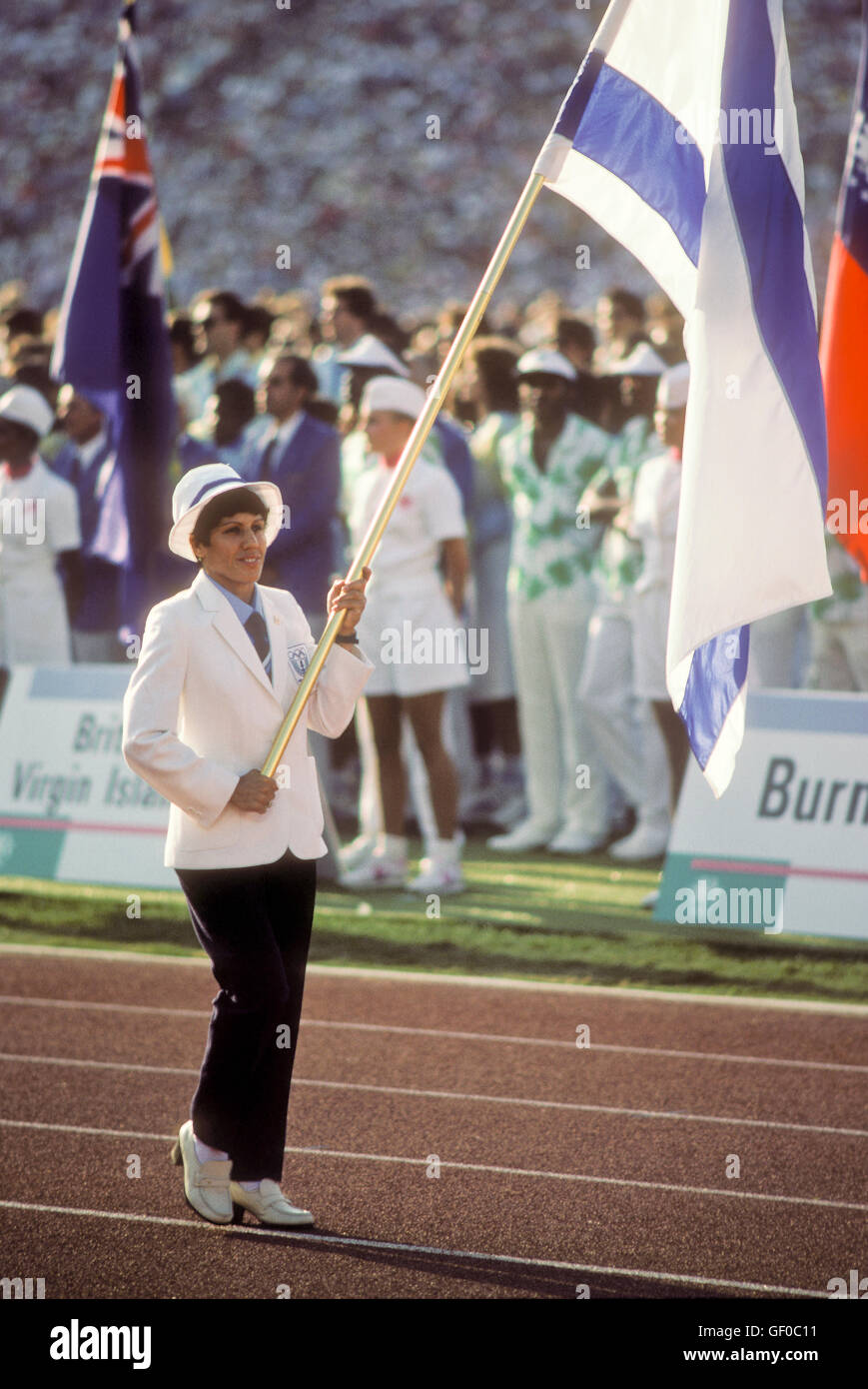 Fahnenträger für die israelische Mannschaft marschiert im Stadion während der Eröffnungsfeier am Olympischen Spiele 1984 in Los Angeles. Stockfoto