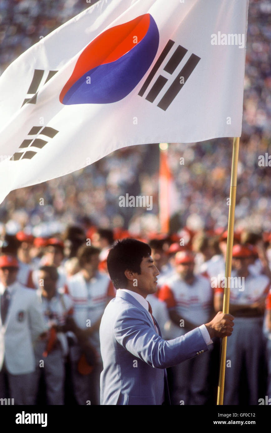 Fahnenträger für die südkoreanische Mannschaft marschiert im Stadion während der Eröffnungsfeier am Olympischen Spiele 1984 in Los Angeles. Stockfoto
