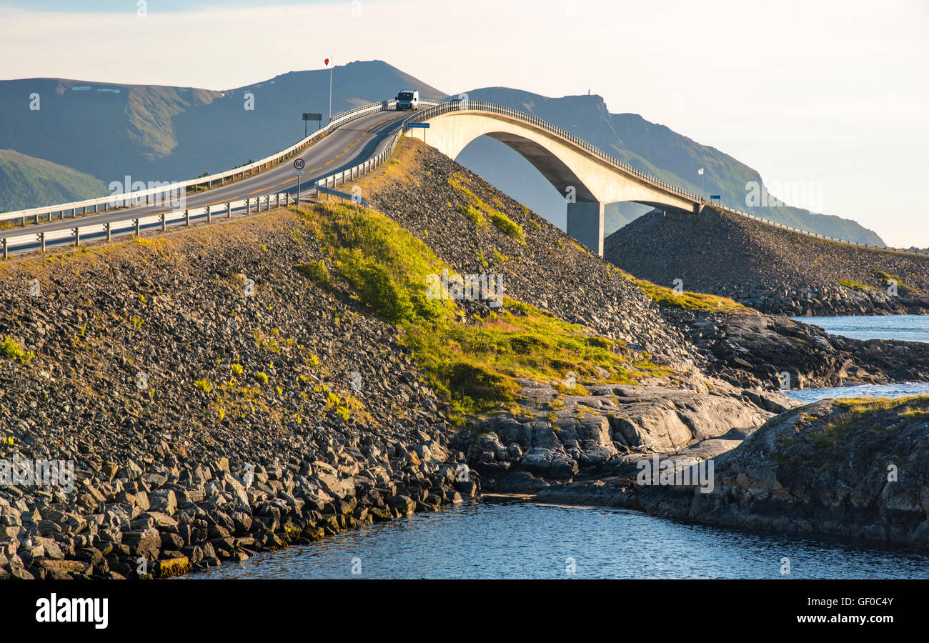 Colorfu Landschaft der Storseisundet Brücke, Atlantik Straße, Norwegen, Skandinavien, Europäische Stockfoto