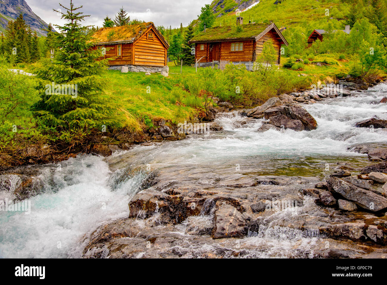 Trollistigen, Fluss, Kabinen, Campingplatz mieten. Reinheimen Nationalpark, Norwegen, Skandinavien, Europäische Stockfoto