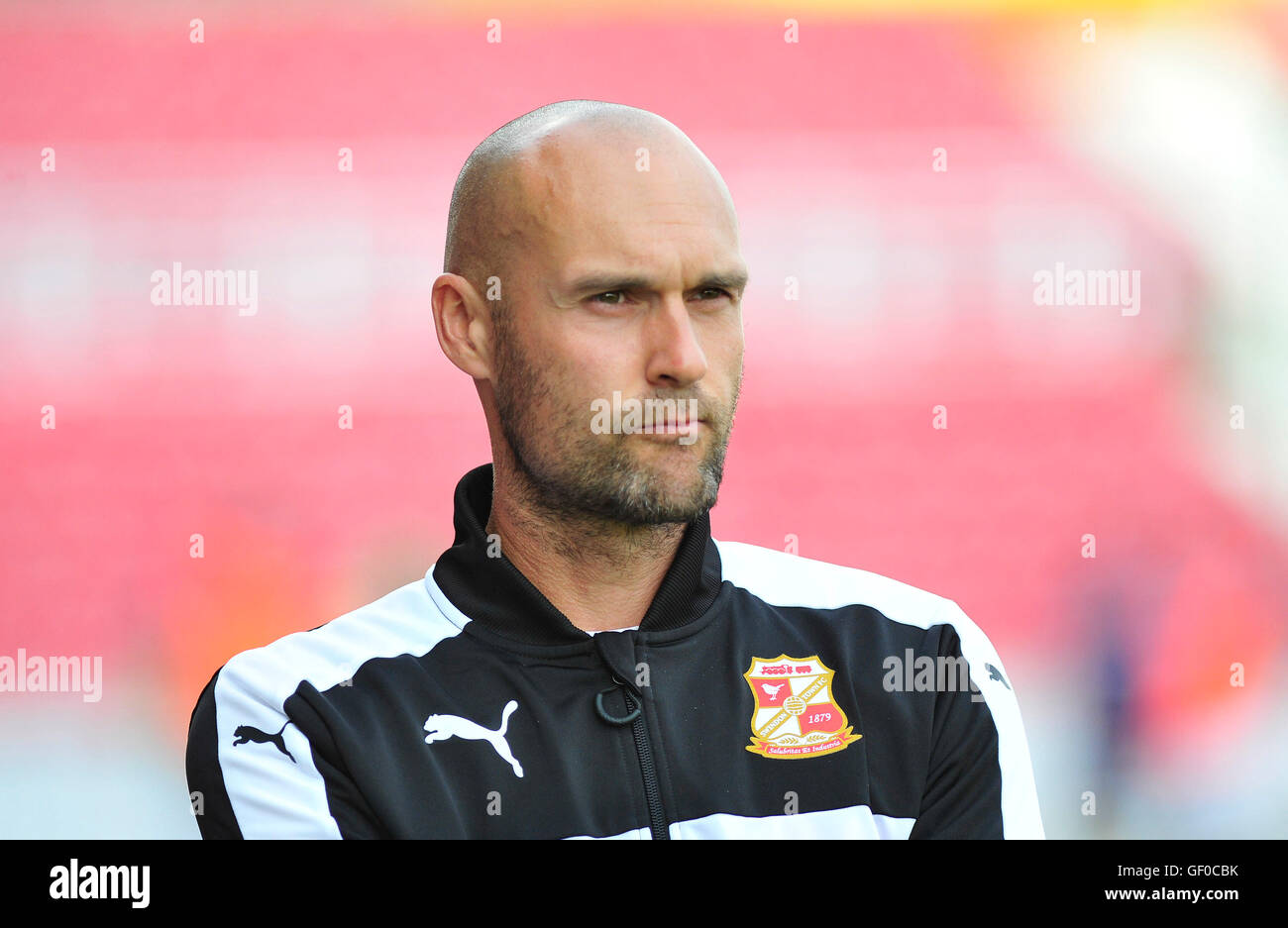 Swindon Town Manager Luke Williams während der Vorsaison Freundschaftsspiel auf dem County Ground, Swindon. PRESSEVERBAND Foto. Bild Datum: Mittwoch, 27. Juli 2016. Finden Sie unter PA Geschichte Fußball Swindon. Bildnachweis sollte lauten: Simon Galloway/PA Wire. Einschränkungen: EDITORIAL verwenden nur keine unbefugten Audio, Video, Daten, Spielpläne, Verbandsliga/Logos oder "live"-Dienste. Im Spiel Onlinenutzung beschränkt auf 75 Bilder, keine video Emulation. Keine Verwendung in Wetten, Spiele oder Vereinsspieler/Liga/Einzelpublikationen. Stockfoto