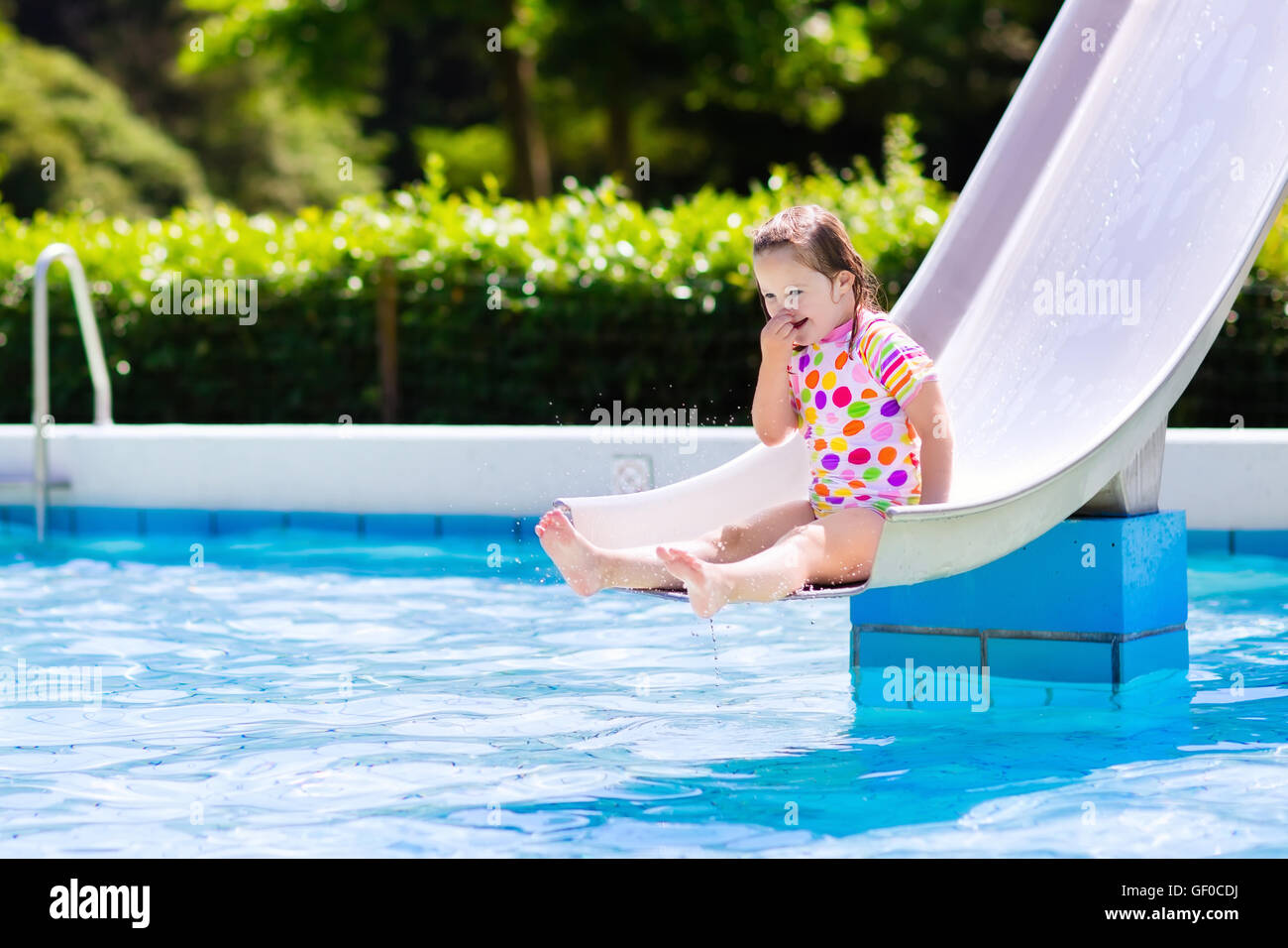 Glücklich Lachende Mädchen Spielen Auf Der Wasserrutsche Im Freibad Am Heißen Sommertag Kinder 