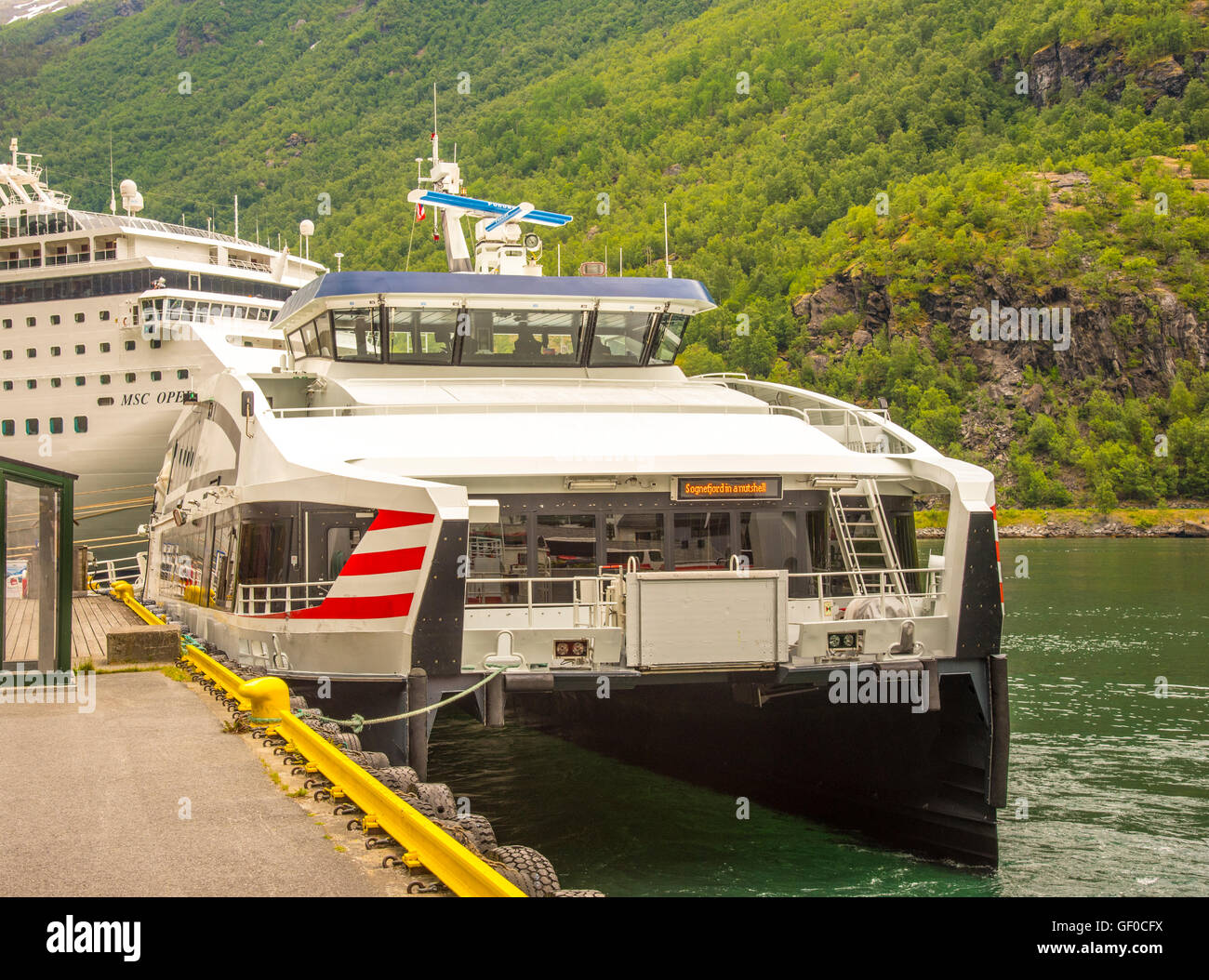 Songnefjord Express Fähre Boot angedockt an Flam Harbour, Flam, Norwegen, Skandinavien, Europen Stockfoto