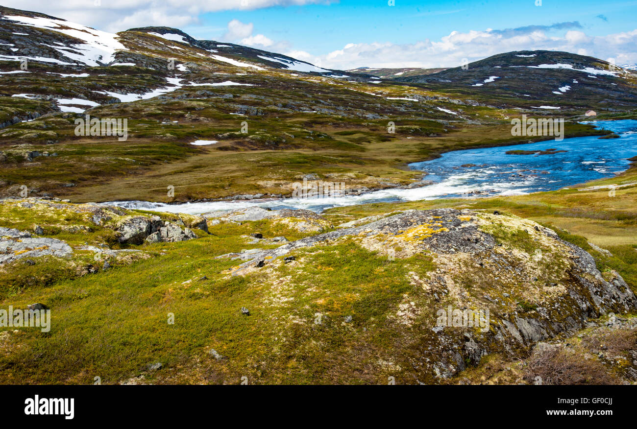 Fluss fließt über Wasserfälle im Frühling, Hardangervidda Nationalpark, Norwegen, Hordaland, Skandinavien, Europäische Stockfoto