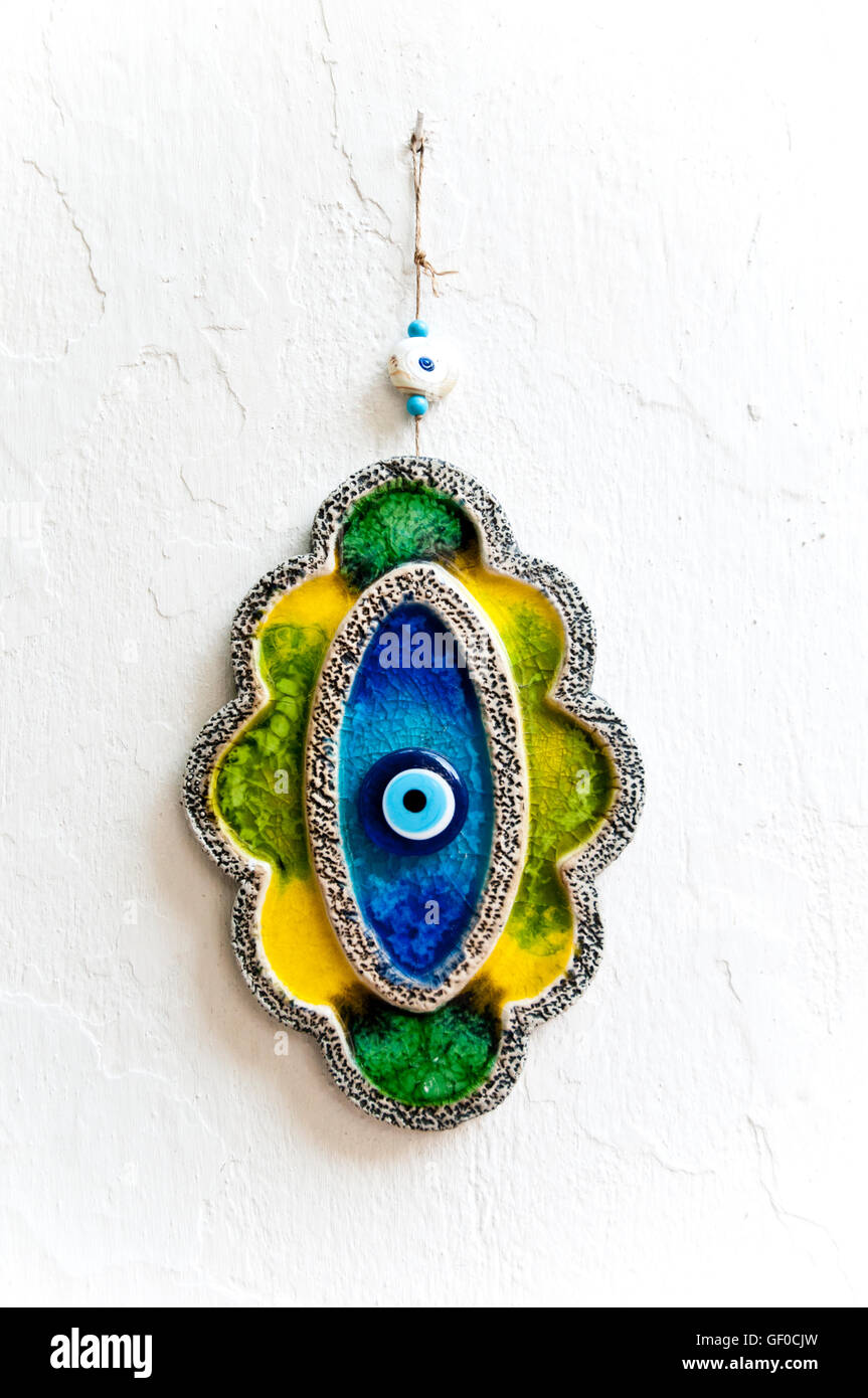 Alte Keramik Evil Eye-Amulett an der Wand schützen, Pech und Nazar, Bodrum, Türkei Stockfoto