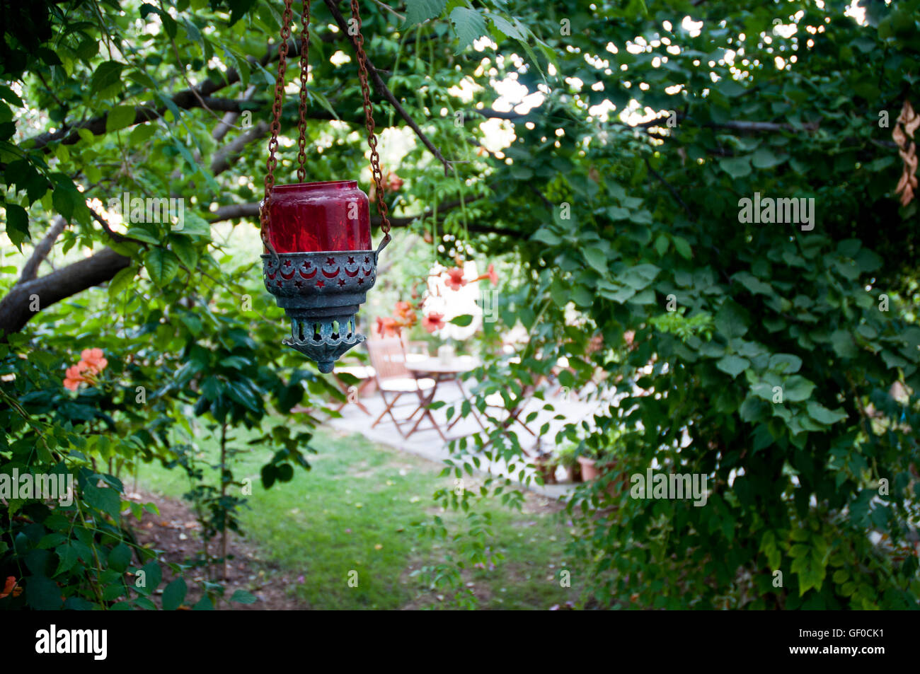 Traditionelle hängende Laterne im Garten – türkisches Dekor im Bodrum Hotel Courtyard Stockfoto