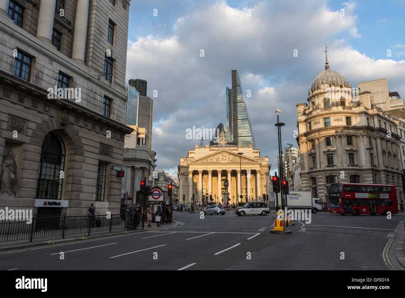 Die Royal Exchange London England mit umliegenden Straßen Stockfoto