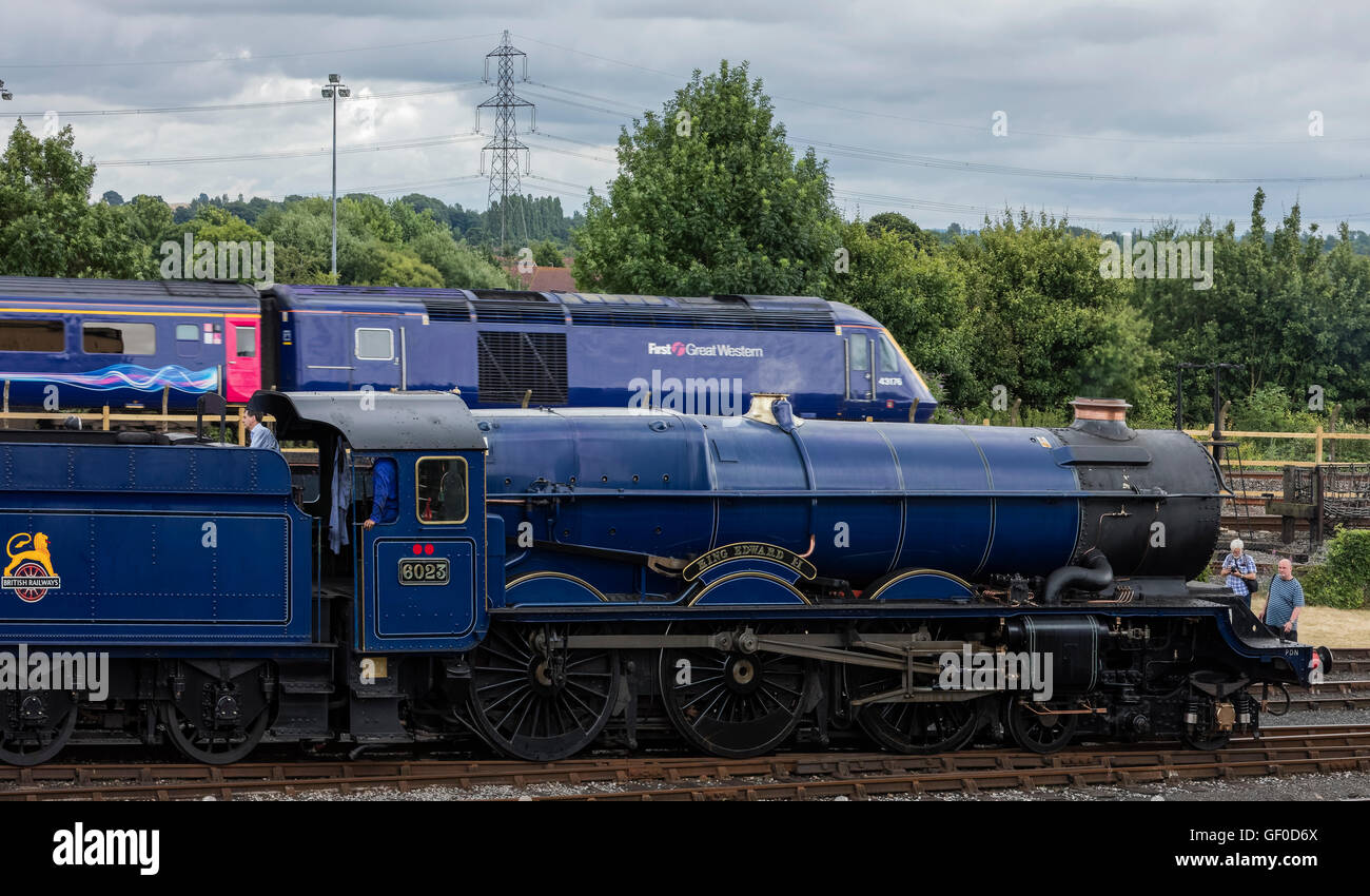 Zwei Züge - man eine restaurierte Dampflok der König Edwardian II & ein