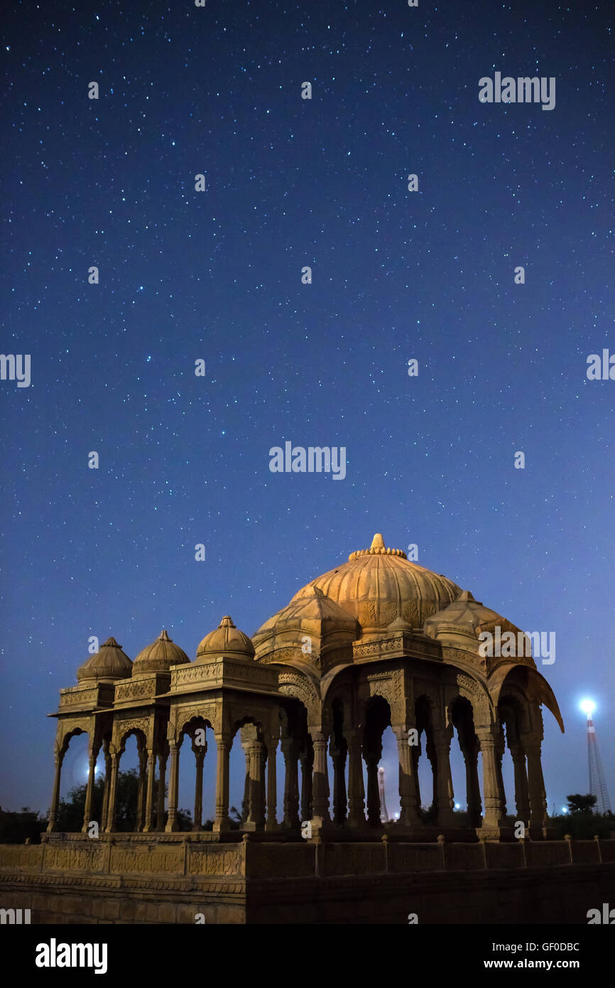 Die königlichen Ehrenmale der historischen Herrscher, auch bekannt als Jaisalmer Chhatris auf Bada Bagh in Jaisalmer, Rajasthan, Indien. Nacht-sho Stockfoto