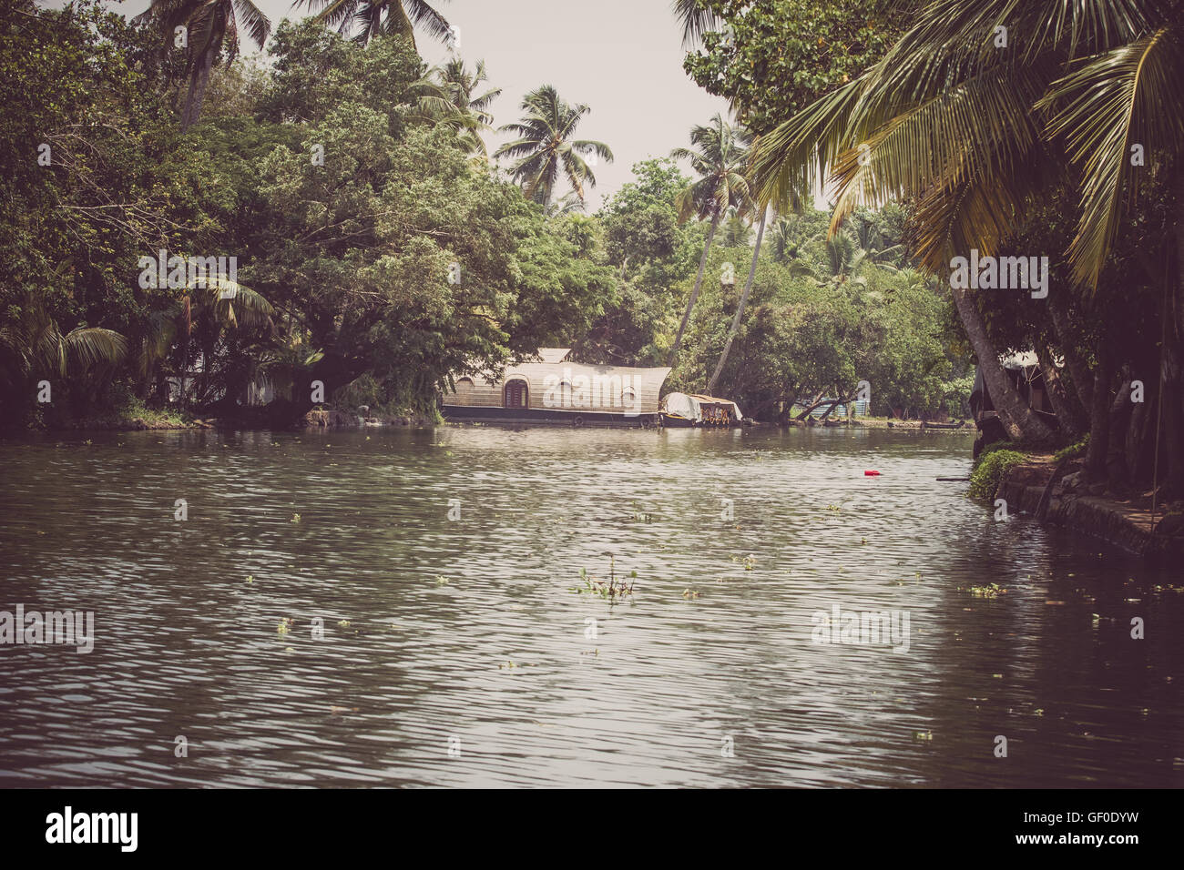 Allepey, Kerala, Indien, 31. März 2015: Backwaters-Boote. Kanäle auf dem Fluss in der Stadt Allapuzha. Stockfoto