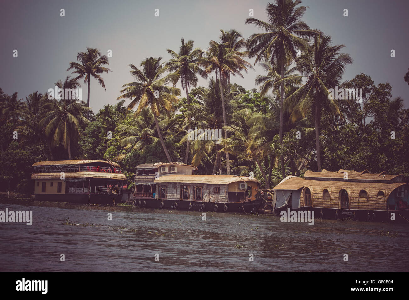 Allepey, Kerala, Indien, 31. März 2015: Backwaters-Boote. Kanäle auf dem Fluss in der Stadt Allapuzha. Stockfoto