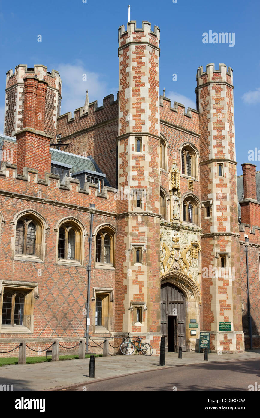 Das große Tor von St. Johns College in Cambridge, England. Stockfoto