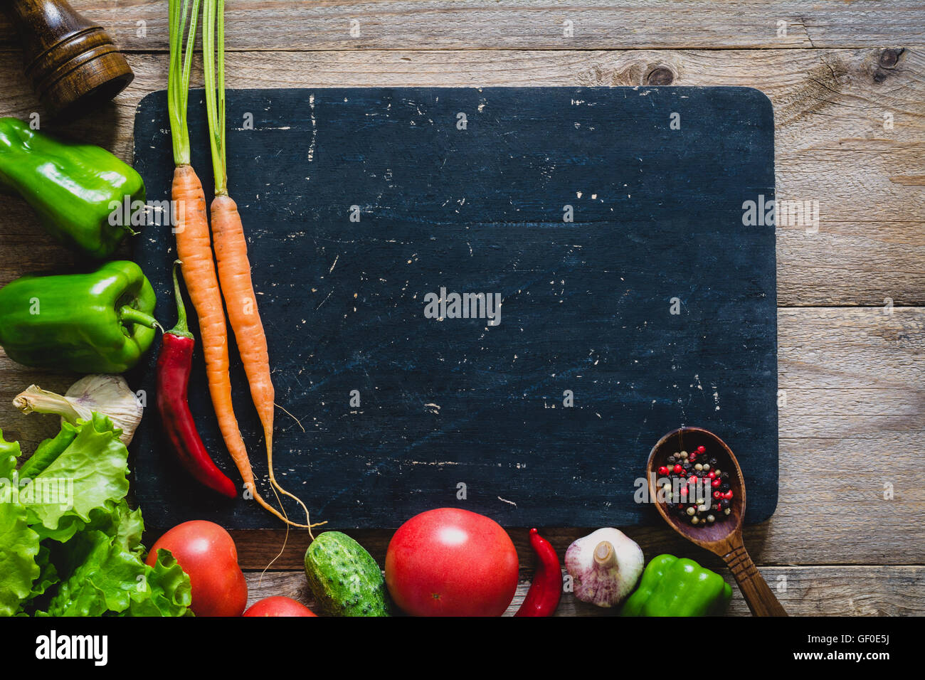 Frische Zutaten, Gemüse und Gewürze zum Kochen und Holz Schneidebrett mit textfreiraum für Text. Essen-frame Stockfoto