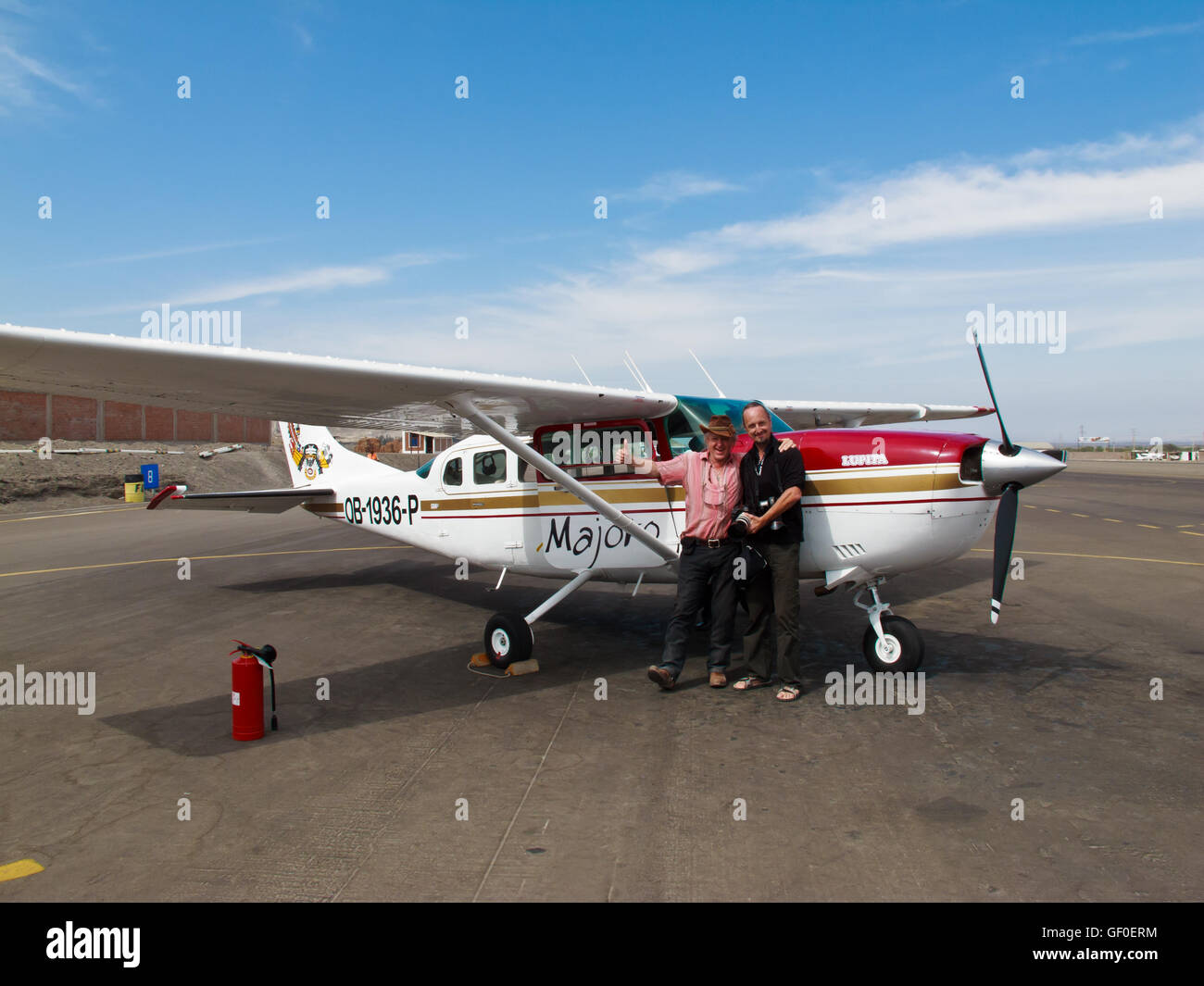 Touristen sind bereit, auf die Nazca-Linien-Flug zu bekommen. Stockfoto