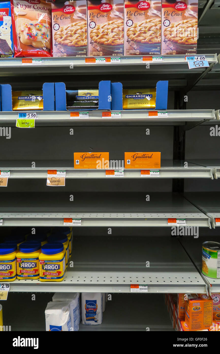 Leere Supermarkt Regale Stockfoto