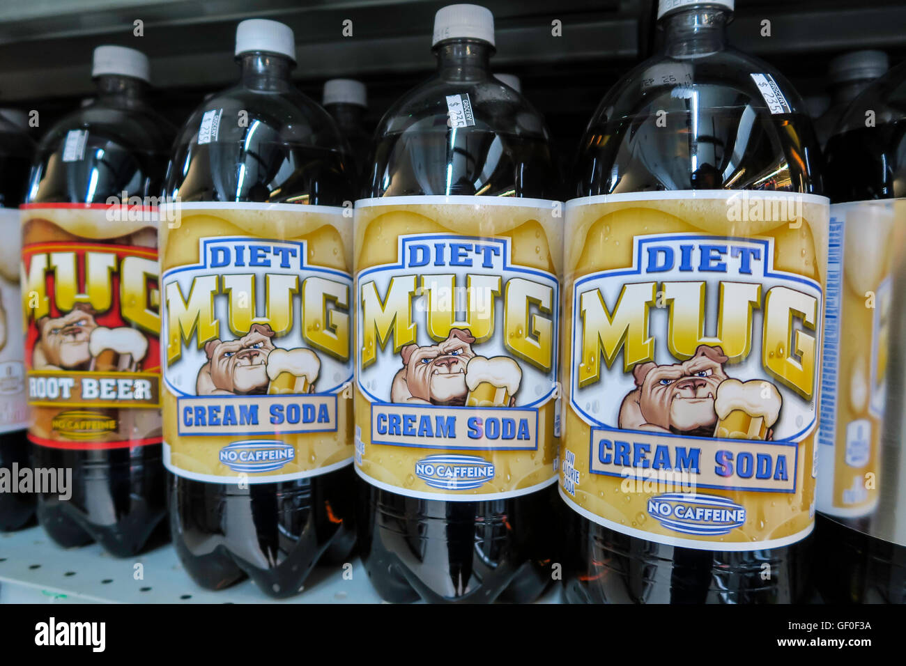 Alkoholfreie Getränke im Supermarkt Regal Stockfoto