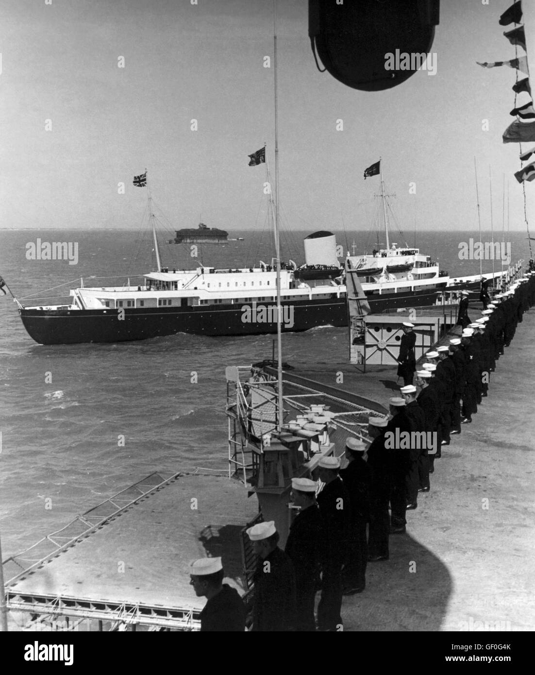 AJAXNETPHOTO. 16. MAI 1969. PORTSMOUTH, ENGLAND. -KÖNIGLICHE PRÜFUNG - DIE ROYAL YACHT BRITANNIA MIT KÖNIGIN ELIZABETH II., HERZOG VON EDINBURGH UND PRINZESSIN ANNE, ABGEBILDET AUS SPITHEAD VOM DECK DER USS WASP WÄHREND DER KÖNIGLICHEN ÜBERPRÜFUNG VON 61 KRIEGSSCHIFFE DER ZWÖLF EINEM (NORTH ATLANTIC TREATY ORGANISATION) LÄNDERN.   FOTO: JONATHAN EASTLAND/AJAX REF: C6919 10 Stockfoto