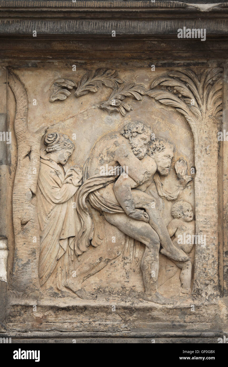 Aeneas flieht brennenden Troja mit Vater Anchises auf seiner Schulter. Renaissance-Relief auf dem Sommerpalast der Königin Anna in den königlichen Gärten der Prager Burg in Prag, Tschechische Republik. Stockfoto