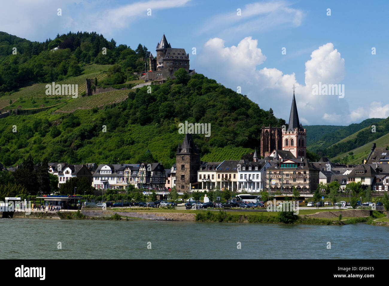 Riverside Stadt Bacharach direkten vom Rhein, Rheinland-Pfalz, Deutschland. Stockfoto