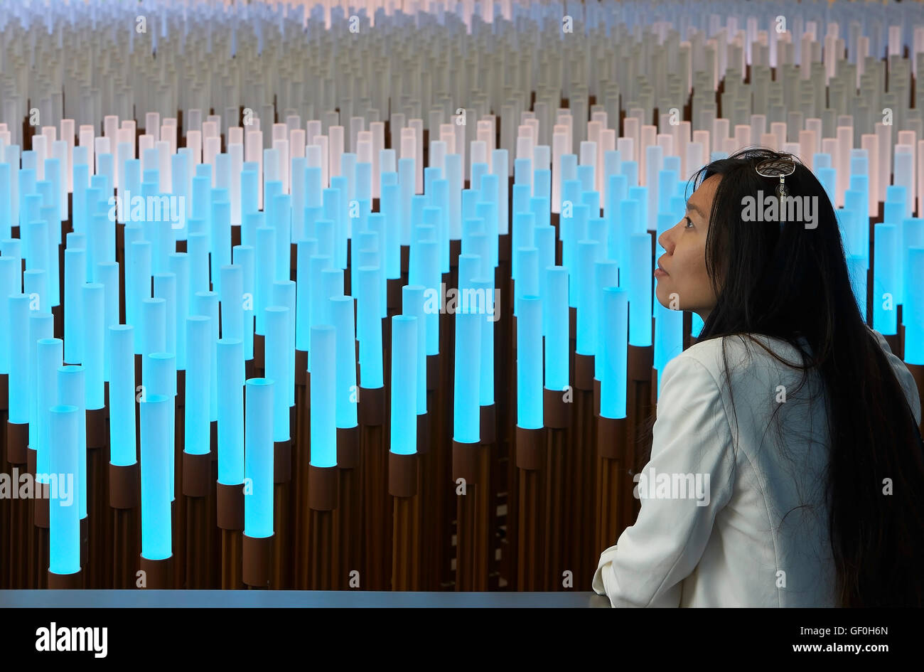 LED Installation und Besucher. Mailand EXPO 2015, China-Pavillon, Mailand, Italien. Architekt: Studio Link-Bogen mit der Tsinghua Universität, 2015. Stockfoto