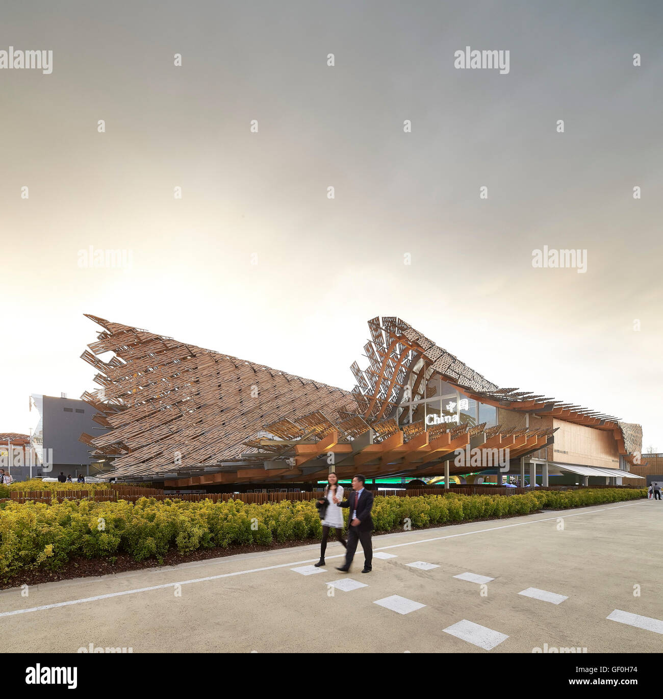 EXPO-Gelände mit China-Pavillon über. Mailand EXPO 2015, China-Pavillon, Mailand, Italien. Architekt: Studio Link-Bogen mit der Tsinghua Universität, 2015. Stockfoto