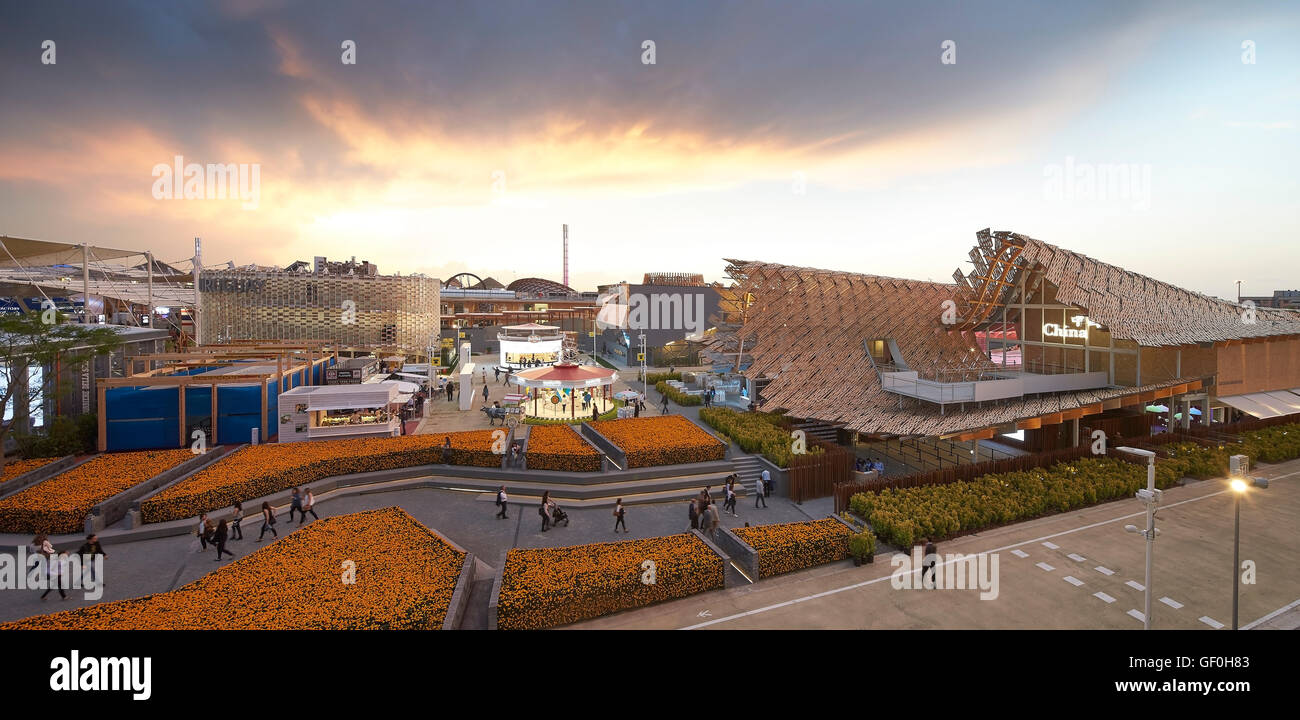 Erhöhten Gesamtansicht des EXPO-Geländes. Mailand EXPO 2015, China-Pavillon, Mailand, Italien. Architekt: Studio Link-Bogen mit der Tsinghua Universität, 2015. Stockfoto