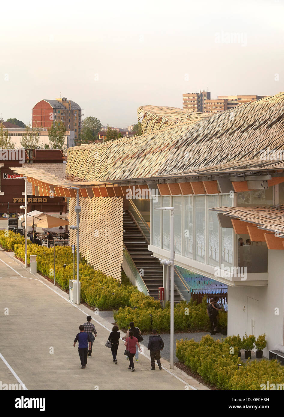 Expo-Gelände mit Spazierwegen und Gebäude-Fassade. Mailand EXPO 2015, China-Pavillon, Mailand, Italien. Architekt: Studio Link-Bogen mit der Tsinghua Universität, 2015. Stockfoto