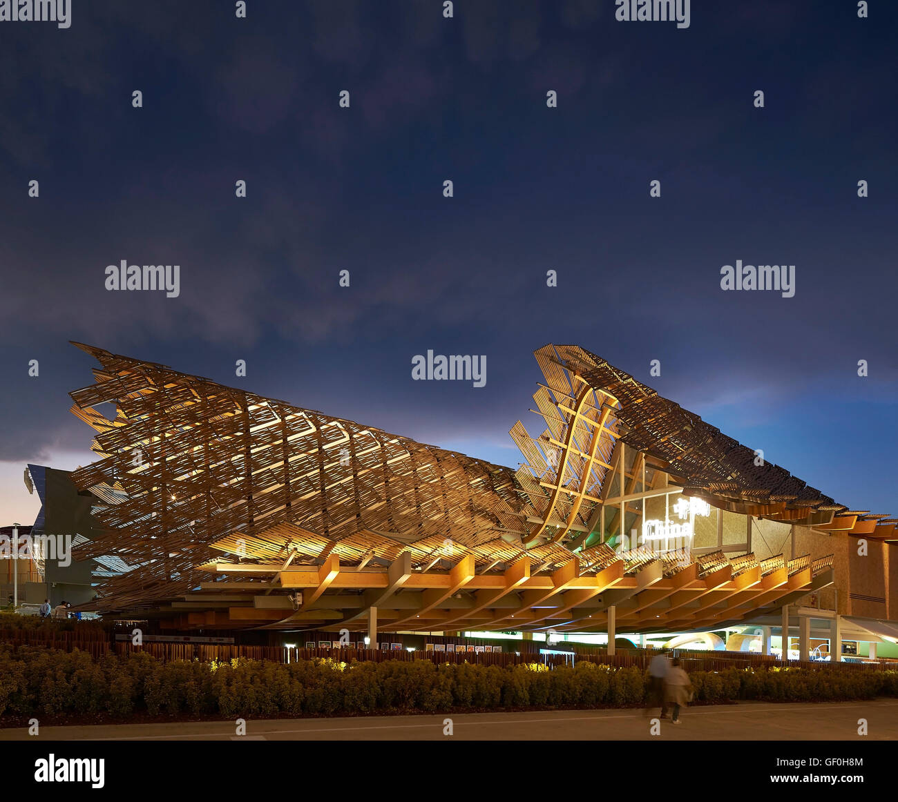 Seitenansicht vom Ansatz in der Nacht. Mailand EXPO 2015, China-Pavillon, Mailand, Italien. Architekt: Studio Link-Bogen mit der Tsinghua Universität, 2015. Stockfoto