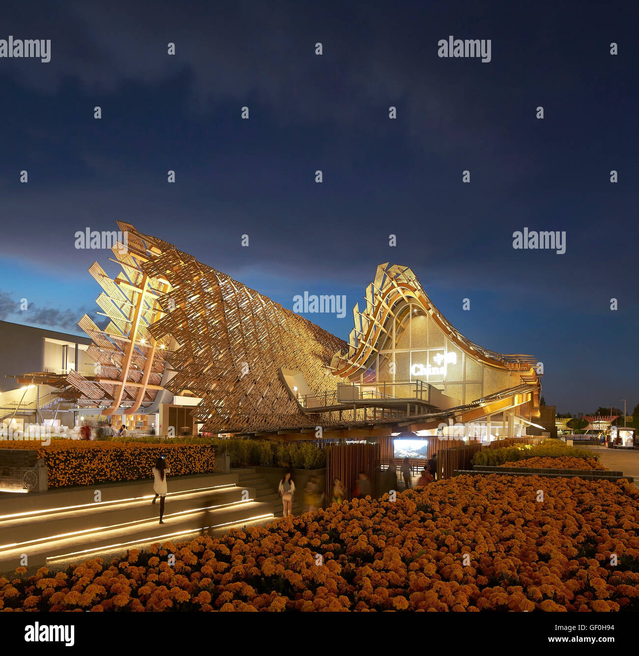 Seitenansicht vom Ansatz in der Nacht. Mailand EXPO 2015, China-Pavillon, Mailand, Italien. Architekt: Studio Link-Bogen mit der Tsinghua Universität, 2015. Stockfoto