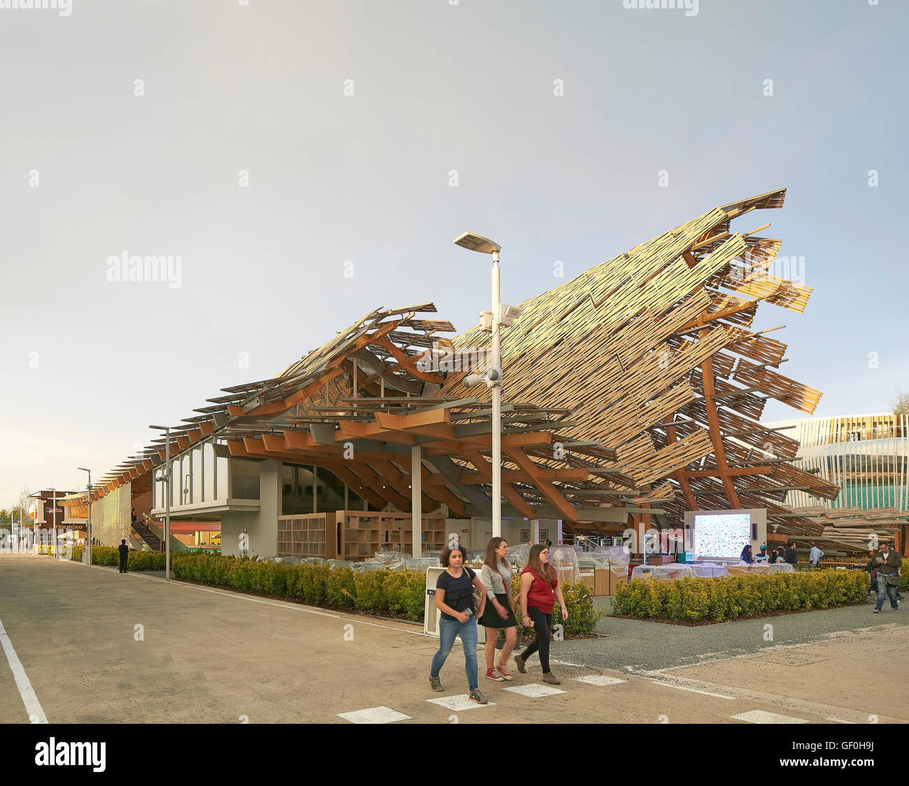 EXPO-Gelände mit Spazierwegen und Pavillon. Mailand EXPO 2015, China-Pavillon, Mailand, Italien. Architekt: Studio Link-Bogen mit der Tsinghua Universität, 2015. Stockfoto