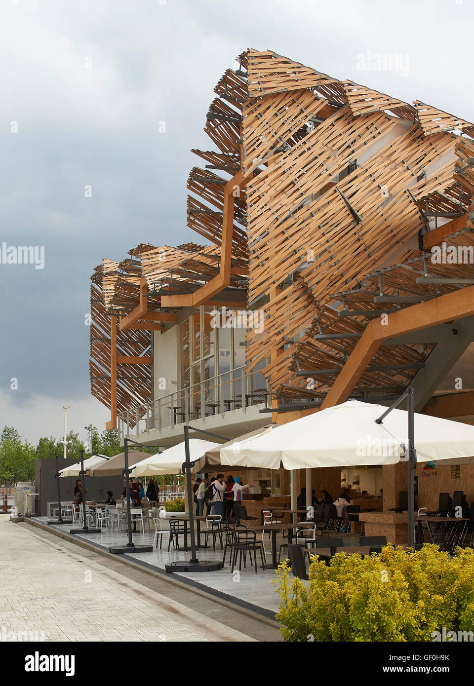 Fassade-Perspektive auf Café-Terrasse. Mailand EXPO 2015, China-Pavillon, Mailand, Italien. Architekt: Studio Link-Bogen mit der Tsinghua Universität, 2015. Stockfoto