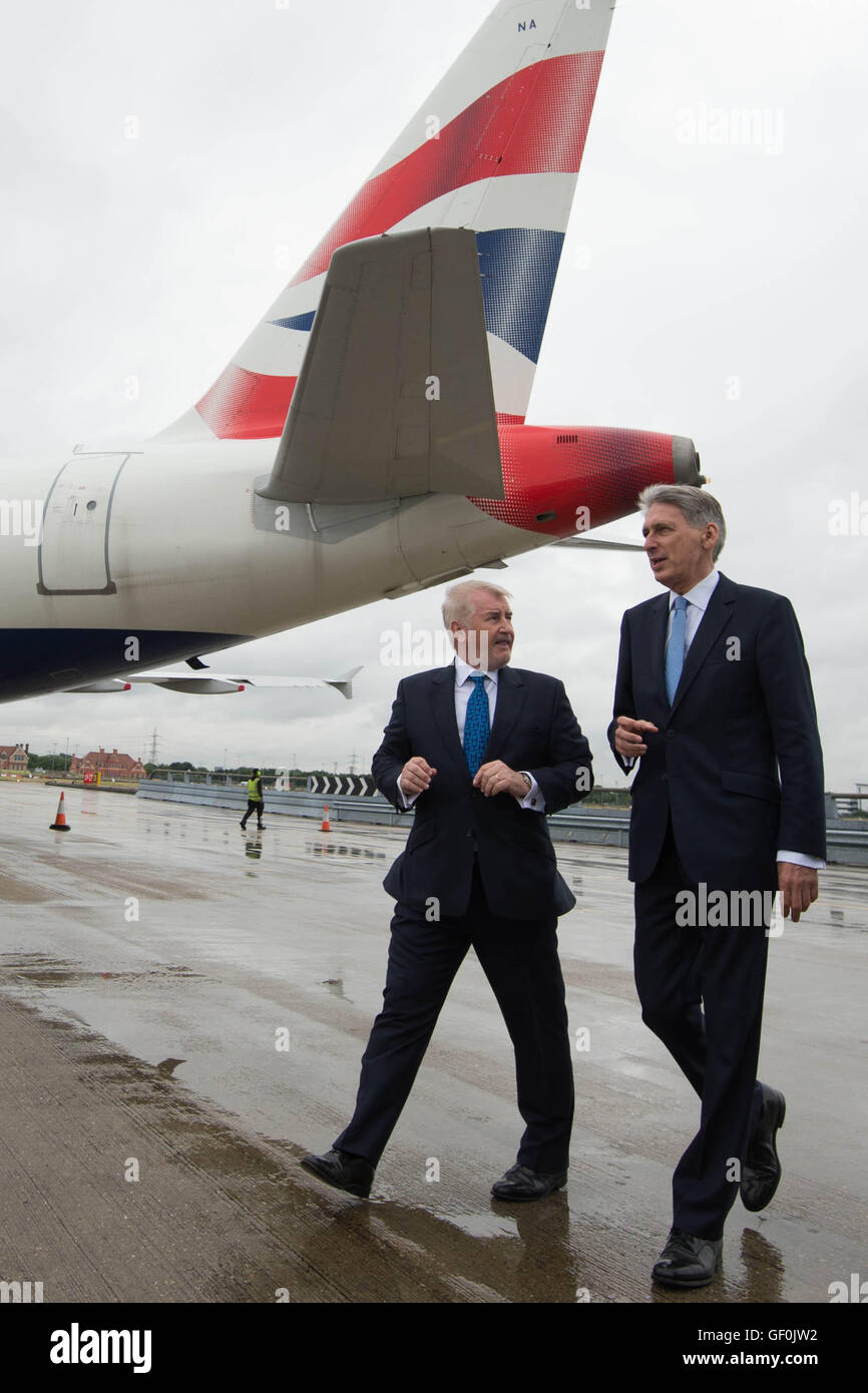 (Links-rechts) Declan Collier, CEO des London City Airport, und Kanzler Phillip Hammond während eines Besuchs am London City Airport, als ein &ACIRC;£344 Millionen-Expansionsprogramm am Flughafen von Ministern grünes Licht gegeben wurde, die hoffen, dass es der britischen Wirtschaft bis 2025 einen &ACIRC;£1.5 Milliarden-Schub geben könnte. Stockfoto