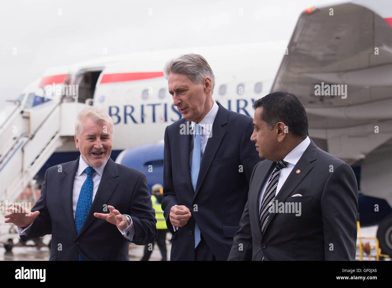 (Links-rechts) Declan Collier, CEO des London City Airport, Kanzler Phillip Hammond und Luftfahrtminister Lord Ahmad bei einem Besuch am London City Airport, Als ein &ACIRC;£344 Millionen-Expansionsprogramm am Flughafen von Ministern die grünes Licht gegeben wurde, die hoffen, dass es der britischen Wirtschaft bis 2025 einen &ACIRC;£1.5 Milliarden-Schub geben könnte. Stockfoto