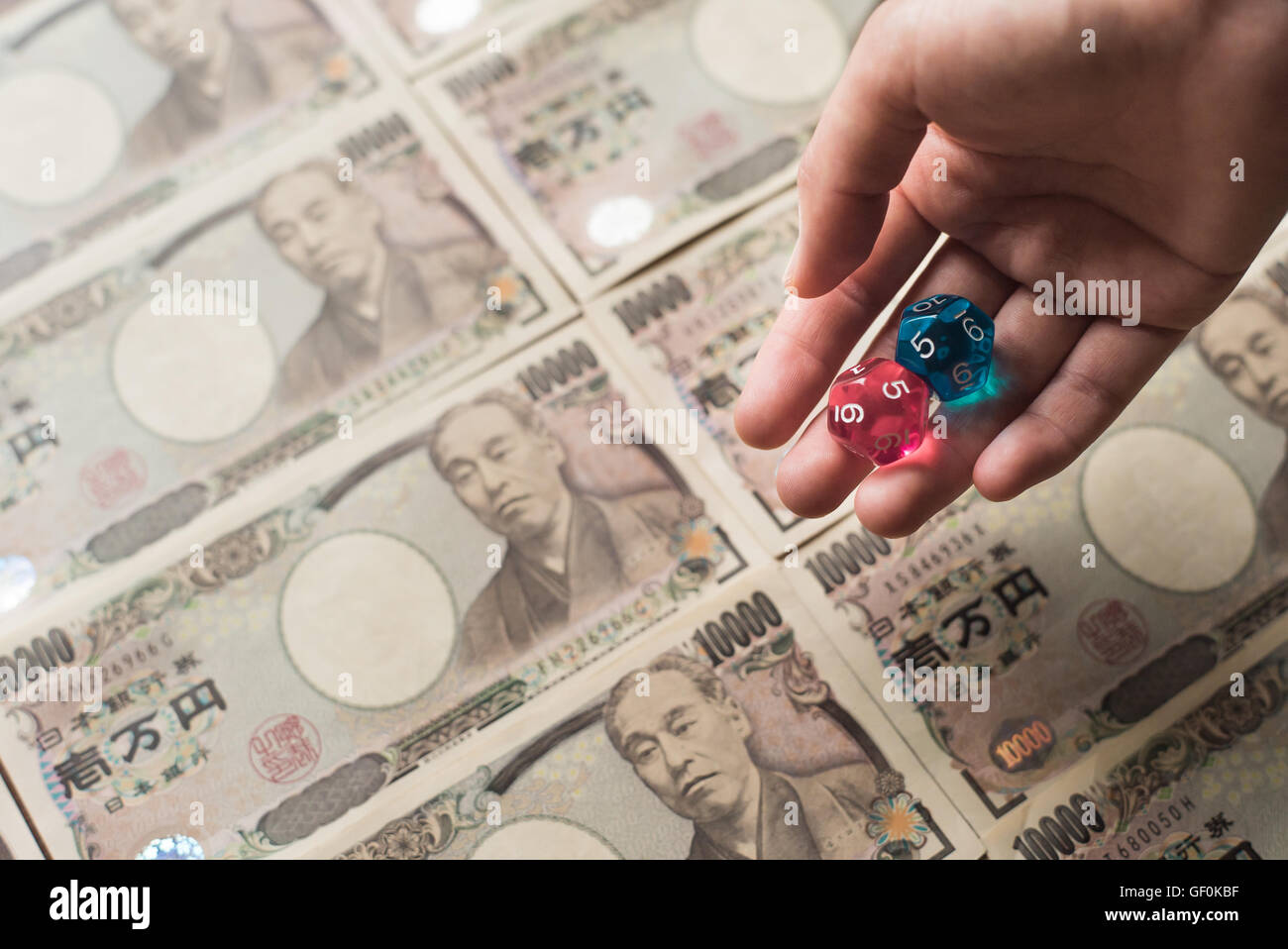 Würfel und zehntausend japanische Yen Rechnungen Stockfoto