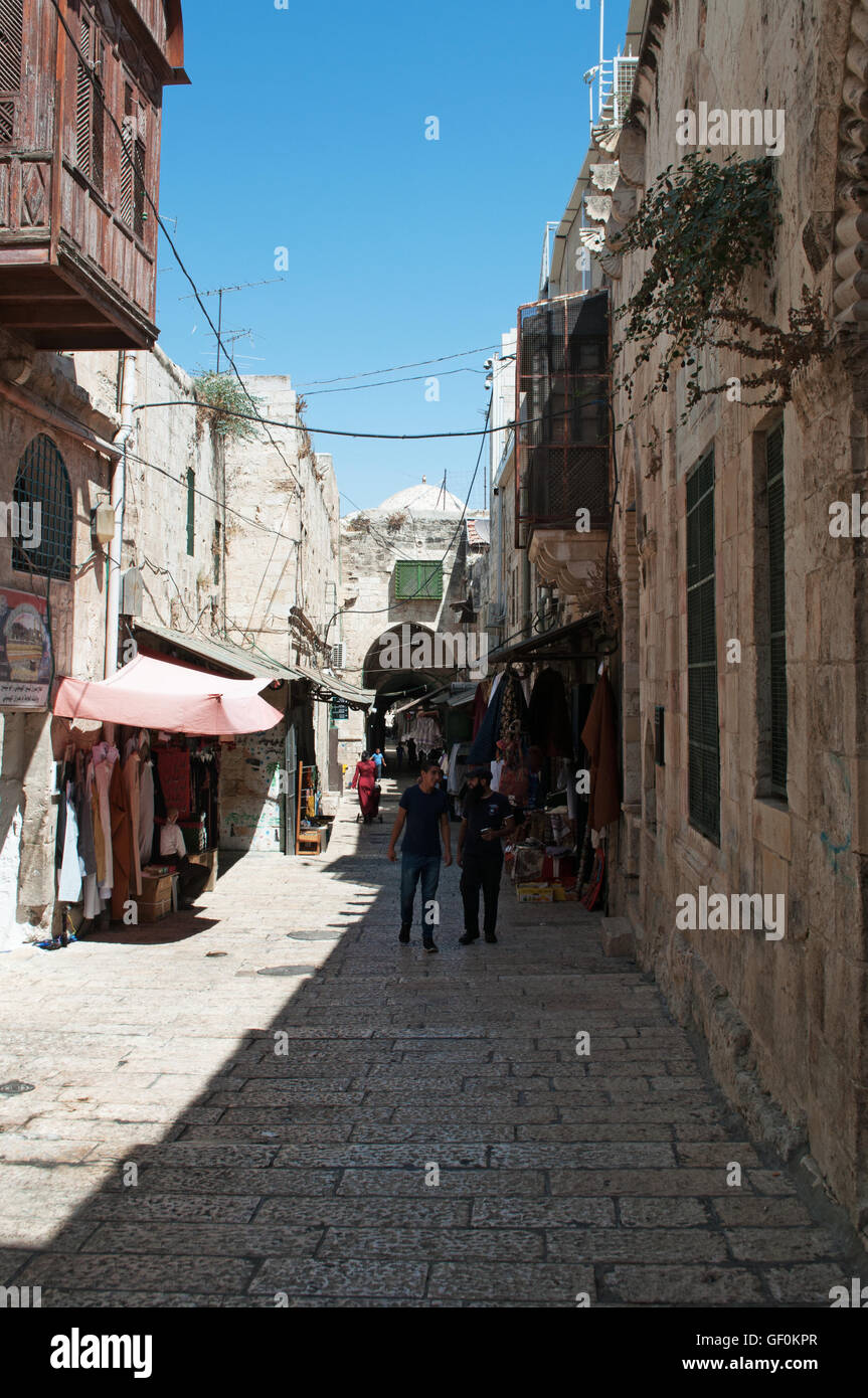 Jerusalem: Die Menschen in den Gassen der Altstadt, einen Ummauerten Bereich, in dem Muslime, Juden, Katholiken und Armenier leben zusammen in 4 Quartalen Stockfoto