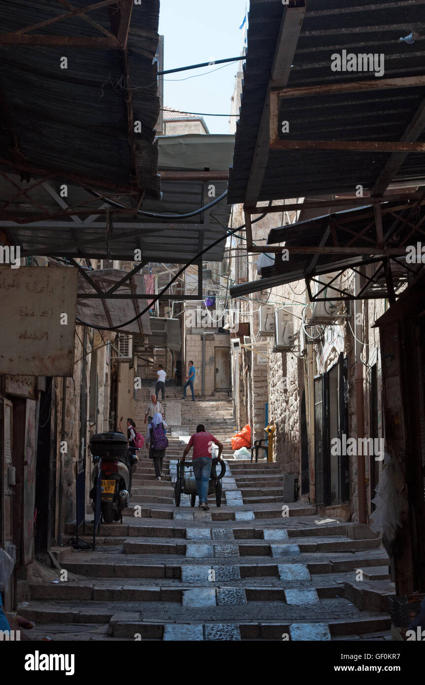 Jerusalem: Die Menschen in den Gassen der Altstadt, einen Ummauerten Bereich, in dem Muslime, Juden, Katholiken und Armenier leben zusammen in 4 Quartalen Stockfoto