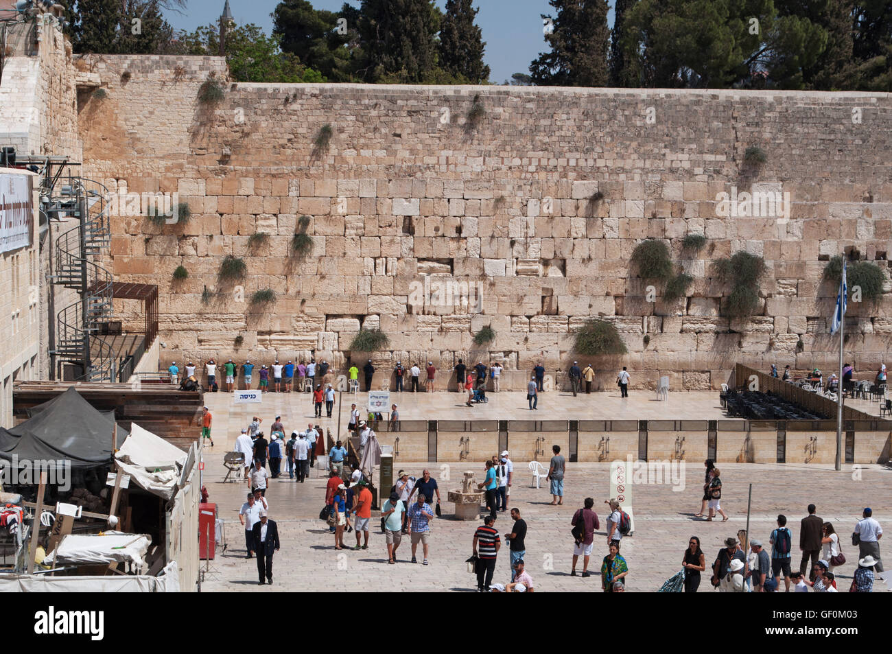 Jerusalem: Juden an der Klagemauer beten, die Klagemauer oder Kotel, ein Überrest der Tempelberg, dem heiligsten Ort für Judentum Stockfoto