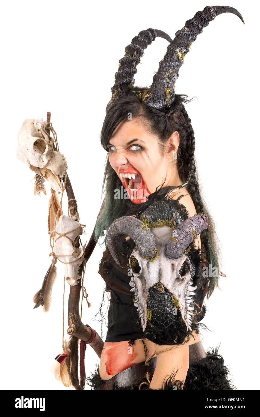 FAUN-Zauberin mit großen Hörnern und dem Blut isoliert in weiß Stockfoto