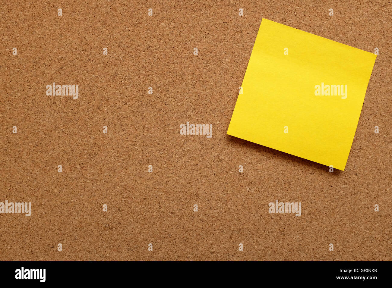 Gelbe Notizzettel stecken am Ende Kork Pinnwand mit Textfreiraum Stockfoto