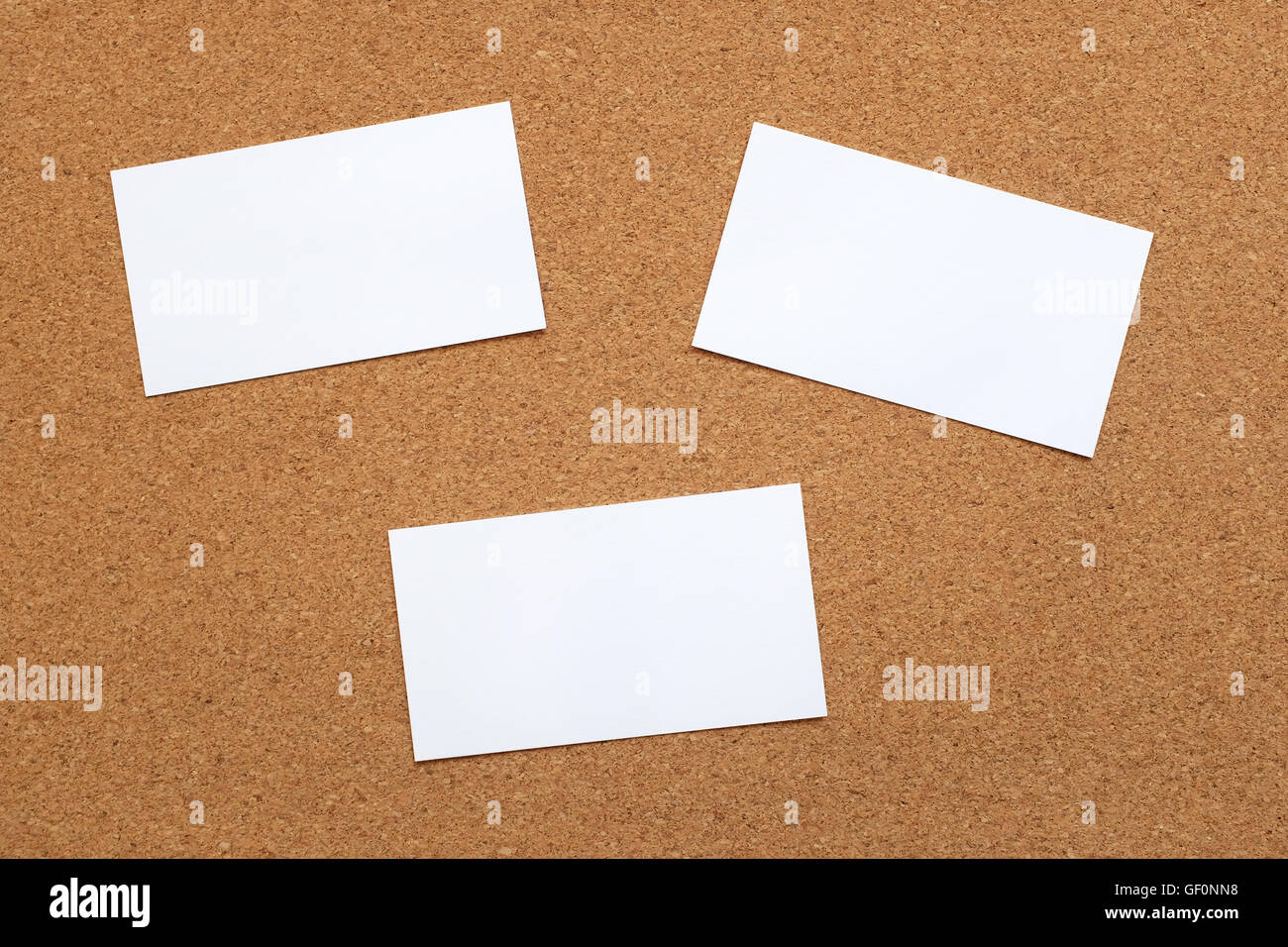 Drei leere Grußkarten auf einer Kork-Memo board Hintergrund Stockfoto