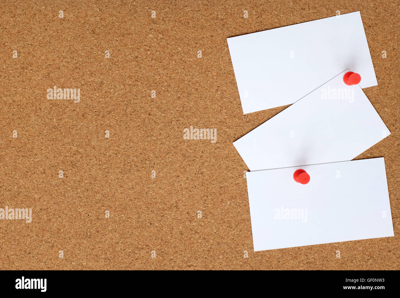 Kork-Pinnwand mit drei weiße Karte merken mit rot Push-Pins mit Textfreiraum Stockfoto