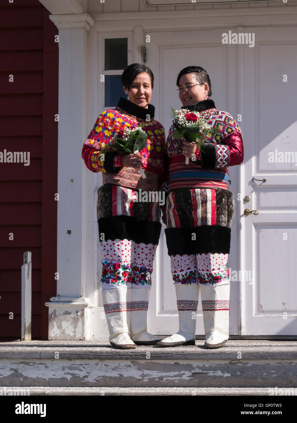 Zwei Frauen posieren tragen grönländischen National dress für Homo-Ehe Hochzeitsfoto vor Nuuk Kathedrale Kirche unseres Retters Nuuk Grönlands Stockfoto