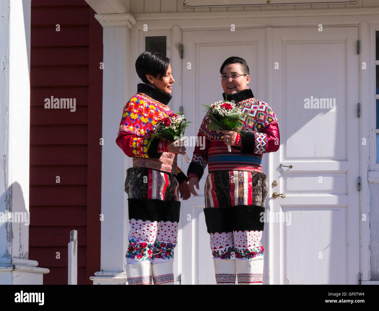 Zwei Frauen posieren tragen grönländischen National dress für Homo-Ehe Hochzeitsfoto vor Nuuk Kathedrale Kirche unseres Retters Nuuk Grönlands Stockfoto