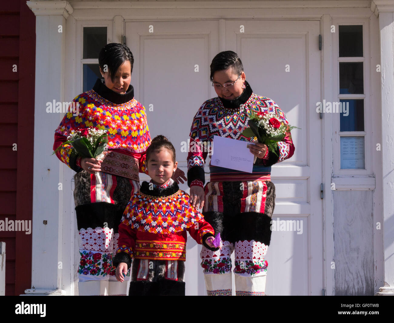 Zwei Frauen posieren mit jungen Verwandten in Nationaltracht für Homo-Ehe Hochzeitsfoto vor Nuuk Kathedrale Kirche unseres Retters Nuuk Grönlands Stockfoto
