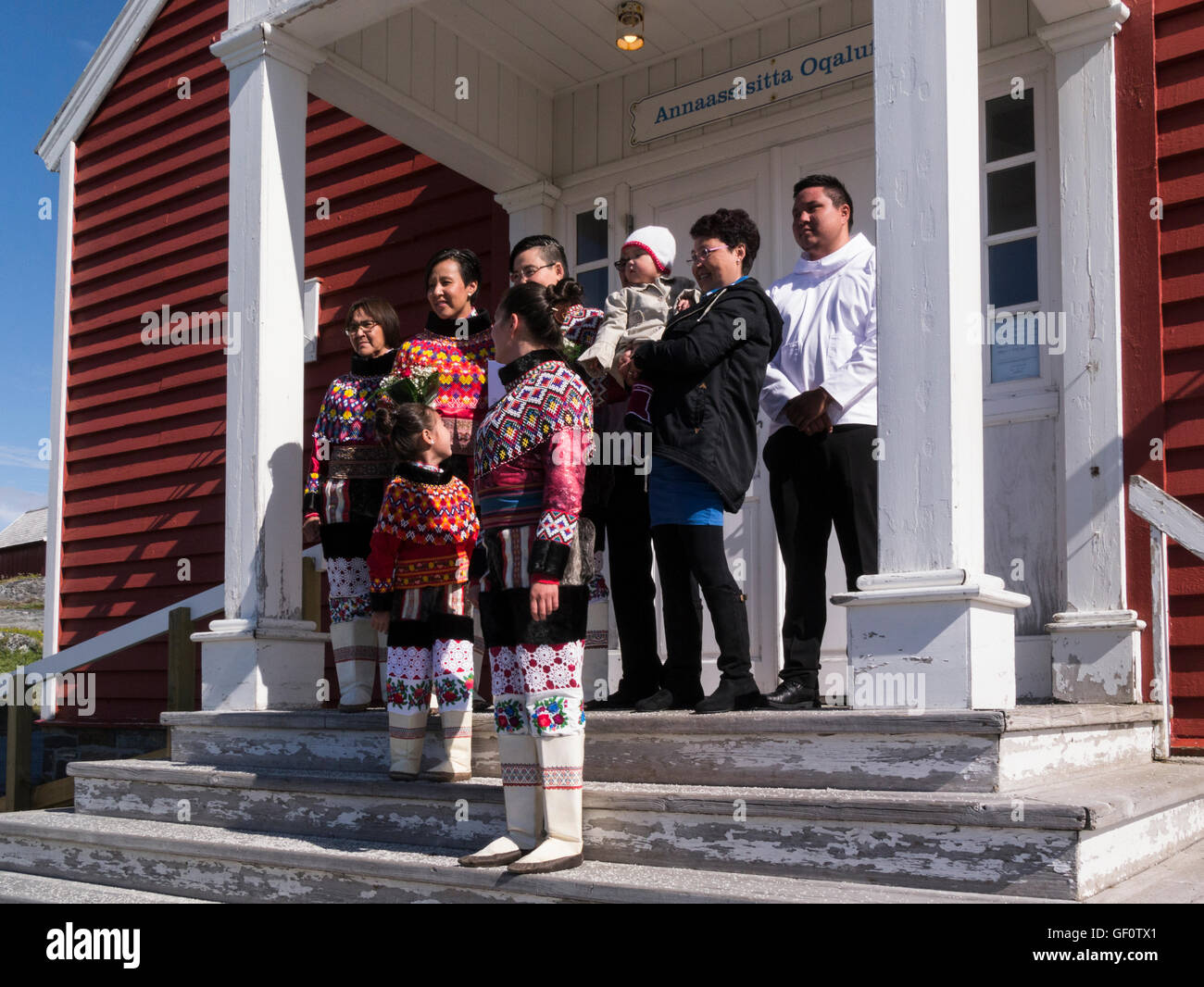 Familie posiert Hochzeitsfoto nach Homo-Ehe Zeremonie von zwei Frauen tragen Tracht in der Kathedrale Kirche unseres Retters Nuuk Grönland Stockfoto