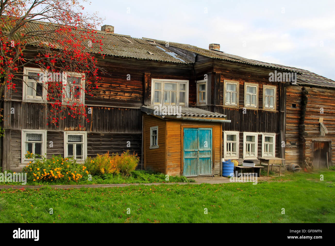 Altes Fischerhaus im Norden Russlands. Pomoren gehackte Haus. Weißes Meer. Stockfoto