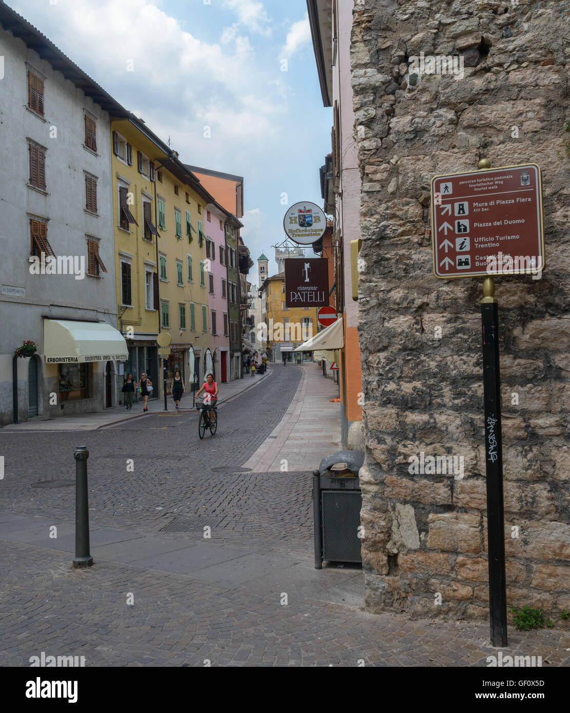 Menschen auf der Straße der Altstadt von Trento, Italien. Trient ist eine Stadt in Norditalien, die Hauptstadt des Trentino-Alto Stockfoto